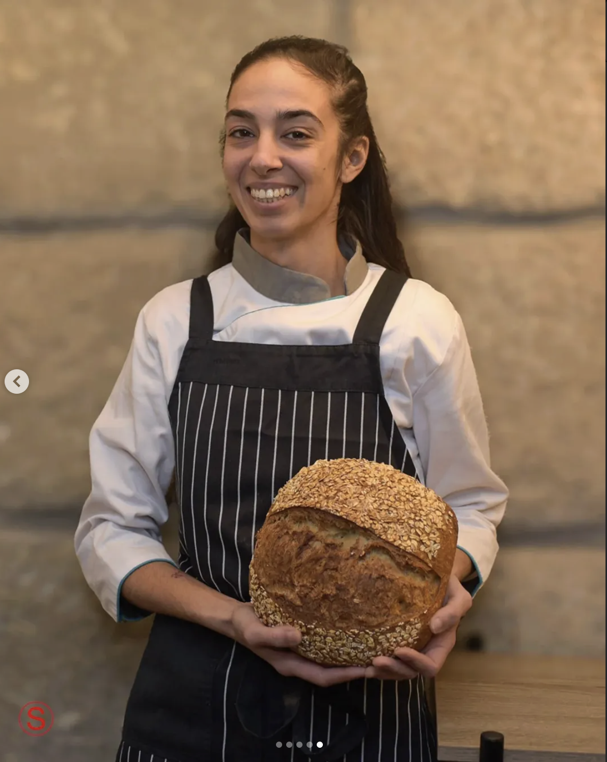 Sara Ferreira, padeira e fundadora da Mãe na Massa, a amassar pão